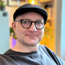 How to Use Social Media for Work Culture and Community