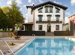 Encontrarás casas rurales de alquiler íntegro para viajar en intimidad para pequeñas familias de 2,3 o 4 personas y grandes alojamientos para una escapada en los alojamientos rurales son ideales en cada estación del año, por ello en nuestra selección hay casas a pie de playa, en hermosos. 20 Casas Rurales Alquiler Completo Apartamentos Cerca De La Playa