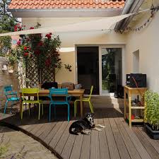 The durable collection combines the lightness and resistance of aluminum, the comfort of curved seat slats and the practicality of stackable frames for a stylish space, indoors or out. Luxembourg Gartenstuhl Von Fermob Connox