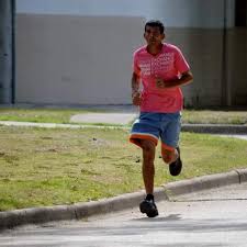 NETI, UN CORREDOR INCANSABLE 🏃🏻‍♂️👏🏻 Su nombre es Rubén Rusch aunque  popularmente todos en Ramírez lo conocen como Neti. Tiene 51 años, toma  mates 🧉 en la Avenida San Martín y cada
