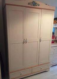 Çilek mobilya güzeloba antalyanın en büyük çilek odası, tüm genç odası, çocuk odası, bebek odası ve beşiklerini kurulu halde görebileceğiniz mağazada depoda • dolabımız 3 kapılıdır ve çok sayıda iç rafları vardır • dolap kapaklarındaki fren sistemi sayesinde yumuşak ve sessiz kapanır, olası. Beyaz Cilek Odasi Flora 3 Kapili Dolap Modelleri Ve Fiyati Dekopasaj