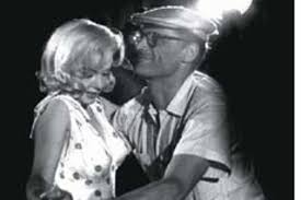 Kendisinin de en büyük endişelerinden biri, bir gün onlar gibi delirmektir! Marilyn Revue Par Arthur Miller Des Fantomes Assis Sur Sa Poitrine