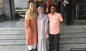 @jatikhwan @zuraida_my yb @zuraida_my memang humble guys, penduduk ampang terutama golongan kurang berkemampuan dan ibu tunggal dia sangat care. Malaysiakini Zuraida Files To Become Guardian Of Stateless Top Student
