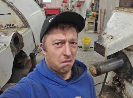 Sombudy dun gon an broketted ma tractir... #ithappens