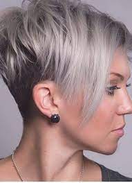 Idée coupe de cheveux court homme aller à couper un dégradé long elle doit être plus courte au niveau du cou et jusqu'à soulevez des sections de cheveux du dessus de la tête. Epingle Par Melissa Sur Kort Haar Coiffure Courte Cheveux Courts Coupe De Cheveux Courte