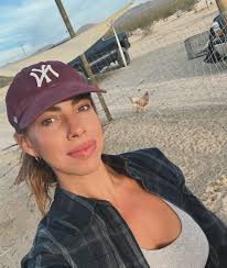 Danielle Golden (@thedaniellegolden) • Instagram photos and videos