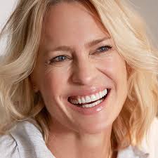 Kelly capwell, dotter till den rika affärsmannen cc capwell , dök upp i seriens första avsnitt. Robin Wright Site On Twitter Robin Wright As Kelly Capwell On Soap Opera Santa Barbara 1985