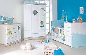 Benim ise bugün sizler için seçtiğim erkek çocuklarınız için yatak örtüleri cıvıl cıvıl renklerde ve antibakteriyel özellik taşıyor. Erkek Bebek Odasi Takimi Dekorasyon Mobilya