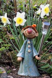 Spaziergang Durch Den Keramikgarten Gartenkeramik Keramik Blumen Topferarbeiten