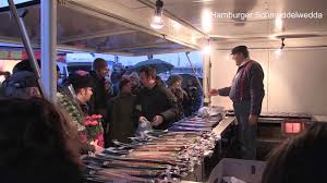 In den sommermonaten öffnen die händler bereits um 5 uhr der fischmarkt hamburg findet unmittelbar an der elbe statt und lädt sie nahe der landungsbrücken zur morgendlichen hamburgtradition ein. Hamburger Fischmarkt Deutschlands Beste Marktschreier Youtube