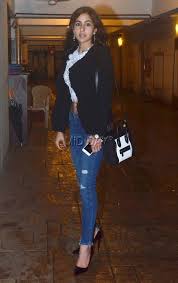 Saif Ali Khan S Daughter Sara Flaunts Her Hot Bod At Kareena Kapoor Khan S Birthday Bash Bollywood Outfits Hot Jeans Outfit Bollywood Fashion