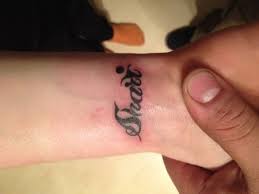 Hat jemand auch ein tattoo an dieser stelle? Bearle1989 Name Innenseite Handgelenk Tattoos Von Tattoo Bewertung De