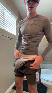 Hung twink shows off his bulge - ThisVid.com