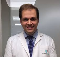 El doctor Daniel Cabo Navarro, médico en Endocrinología y Nutrición de los  Hospitales Quirónsalud Málaga y Campo de Gibraltar