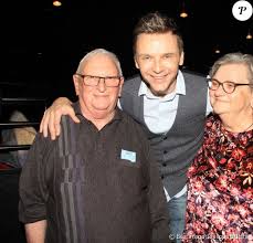 Biographie jeunesse et carrière professionnelle. Jeanfi Janssens Acclame Par Stephane Plaza Et Ses Parents Purepeople