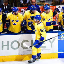 Tre kronor får vara för mig tills det blir lite mer intressant, vm, os eller när vi har ett lag som verkligen kan prestera bättre hockey än den jag får se i kväll. Tre Kronor Gar Till Den Andra Periodvilan Med Ledning 2 0 Mot Ryssland Malskyttar Var 92 Gabriel Landeskog I Powerplay Samt 77 Vic Hockey Ryssland Gabriel