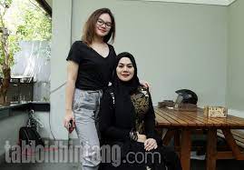 Profile & biodata lengkap sarita abdul mukti, janda kaya yang dikabarkan dekat dengan vicky prasetyo #saritaabdulmukti. Resmi Bercerai Faisal Harris Tidak Berkewajiban Menafkahi Sarita Abdul Mukti Tabloidbintang Com