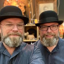 Vi har två sådana här svincoola golvlampor. De är helt nya och ligger i  originalkartong. Vi har packat upp en av dem så ni får se hur de se ut.  Förmodligen Danska