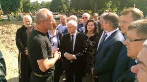 Jarosław kaczyński to polski polityk, doktor nauk prawnych, współtwórca partii prawo i sprawiedliwość, były premier rzeczpospolitej polskiej. Jaroslaw Kaczynski Odwiedzil Laczke Na Cmentarzu Wojskowym Na Powazkach Polsat News