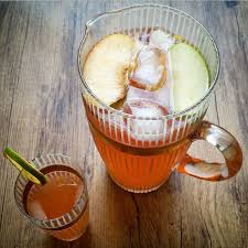 Sangria Blanche Et Petillante A La Peche Pour Cet Ete Gratinez Sangria Blanche Sangria Sangria Mousseux
