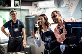 Ördög nóra és nánási pál hitelt vettek fel és minden spórolt pénzüket belefektették, hogy több lábon tudjanak állni és kisboltot nyithassanak a balatonnál. Ordog Nora Elarulta Mikor Nyit Az Uj Kisbolt Street Kitchen