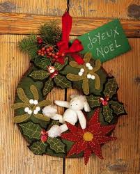 C'est une couronne à feuilles persistantes ornée de feuilles de houx, de baies rouges et de tourbillons de vacances. Epingle Sur Diy Christmas