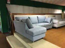 Scegli un divano a 2 posti in tessuto, una scelta versatile perché ti permette di arredare un salotto piccolo o abbinare una poltrona. Divano Con Penisola Piccolo Vama Divani Prezzi Outlet