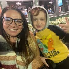 Lisa Shinall's Instagram, Twitter & Facebook