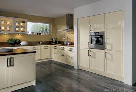 They attract as much stain as possible, and dirt can really stand out in a white background. Modern Antique White Kitchen Cabinets Deko Tisch Kuchendesign Schrank Kuche