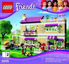 Ela vive com seus pais e um gato numa. Casa Lego Friends