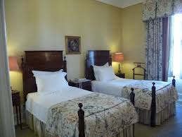 It's so small that a regular bed frame does not. Small Bedroom With Twin Beds Views To Restauradores Square Picture Of Hotel Avenida Palace Lisbon Tripadvisor