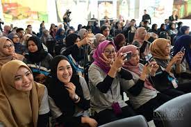 Community colleges in malaysia are administered by the ministry of education (moe) via the jabatan pengajian kolej komuniti (english. Kolej Komuniti Selayang Students Wowed By Limkokwing Fashion Workshop Limkokwing University Of Creative Technology