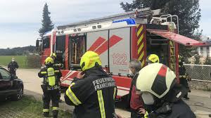 Yukarı avusturya bölgesinde devam eden ve tamamlanan itfaiye görevlerini sorgulayın. Feuerwehreinsatz Defektes Spielzeugauto Loste Brand In Kellerabteil Aus Vocklabruck