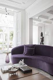 Floor To Ceiling Windows Make The Space Feel Airy And The Deep Purple Sofa Makes A Colorful Accent Weisse Wande Innenarchitektur Wohnung