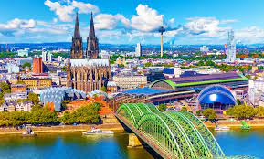 Der berühmte anblick der kölner altstadt: Cologne Koln Germany City Guide For Expats
