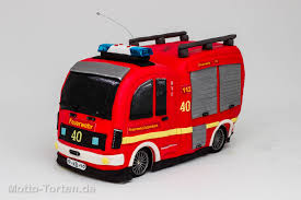 Feuerwehrauto als kuchen wenn ich groß bin, will ich feuerwehrmann werden… so oder so ähnlich klingen oftmals die antworten, wenn man kinder nach ihrem berufswunsch fragt 🙂 und dann gibts da auch jene, die es wahr gemacht haben und feuerwehrmann sind! Fahrendes Feuerwehrauto Torte Mit Licht Und Sirene Motto Torten De