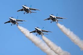 Blue impulse ）とは、航空自衛隊に所属する曲技飛行隊（アクロバット飛行チーム） であり、その愛称 。 当初は部隊の中の1チームという位置づけで、1995年（平成7年）に正式に一部隊として独立した。 å¦„æƒ³èˆªç©ºç¥­2020 ãƒ–ãƒ«ãƒ¼ã‚¤ãƒ³ãƒ'ãƒ«ã‚¹ã§æ³¨ç›®ã®èˆªç©ºè‡ªè¡›éšŠæœ€æ–°è£…å‚™ã‚'ãƒ—ãƒ©ãƒ¢ æ¨¡åž‹ã§ä¸€æŒ™ç´¹ä»‹ ä¾¡æ ¼ Comãƒžã‚¬ã‚¸ãƒ³