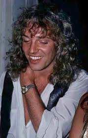 Quella volta che David Bowie salvò la vita a Peter Frampton. Frampton  ricorda l incidente aereo del 1987 dove i due rischiarono di morire  asfissiati dal fumo. I due si trovavano su