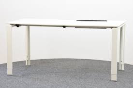 Der höhenverstellbare eckschreibtisch besteht aus drei miteinander verbundenen elementen mit den maßen 160 x 90 cm (b x t), 90 x 90 cm und 120 x 90 cm. Bachmann Schreibtisch 75x150 Weiss Hohenverstellbar Gebraucht Schreibtische Tische Verwertungscenter Buromobel