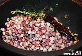 Picamos fino uno de los dientes de ajo y pelamos el otro. Truco De Cocina Congelar Garbanzos Despues Del Remojo Gastronomia Cia