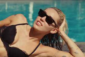 Avec "Flowers", Miley Cyrus règle ses comptes avec son ex Liam Hemsworth