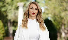 Andreea balan impreuna cu petrisor si cele 8 dansatoare au facut show in platoul editiei speciale cortes feat. Ce Spune Andreea BÄƒlan Despre Posibilitatea De A Se CÄƒsÄƒtori Din Nou Elle Ro