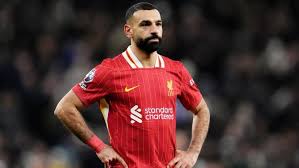 Football : la star de Liverpool Mohamed Salah critiquée pour avoir partagé  une photo avec sa famille devant un sapin de Noël