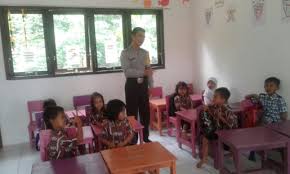 Gunting tempel geometri 2 22/03/2017 bunda 0. Polisi Sahabat Anak Bhabinkamtibmas Polres Lamandau Belajar Bersama Anak Paud Dan Anak Tk