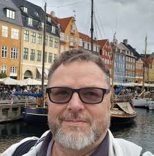 Jak wyglądało centrum Wrocławia w średniowieczu? 🏰 Nasi studenci pokazali  na makiecie XV-wiecznej dzielnicy żydowskiej i jej bliskiego otoczenia. To  m.in. dzisiejszy plac Uniwersytecki, ul. Uniwersytecka, Kuźnicza czy  Więzienna. 📜 Wygląd budynków