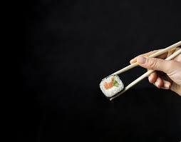 Skachivajte Minimalistskij Sushi Roll S Ovoshami I Risom Na Chernom Fone Besplatno Veggie Sushi Japanese Food Sushi Japanese Food Photography
