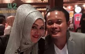 Komedian sutisna alias sule (41) selalu menampilkan wajah ceria ketika tampil di layar kaca. Tudingan Hamil Di Luar Nikah Mantan Istri Sule Diungkap Eks Istri Teddy Sebentar Lagi Melahirkan Pojoksatu Id