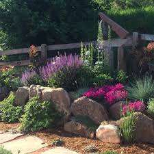 What is the better way to continue a natural design than with rock and mulch landscaping? 75 Beautiful Rock Landscaping Pictures Ideas December 2020 Houzz