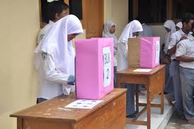 Berdasarkan pengertian demokrasi tersebut ialah memberikan izin secara langsung ataupun dengan melalui perwakilan dalam rancangan, pengembangan dan juga pembuatan aturan. Pengertian Demokrasi Macam Macam Ciri Ciri Prinsip Dan Contohnya