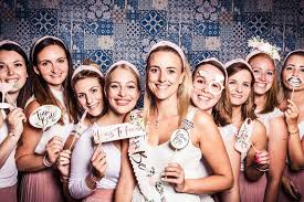 Bei uns findet ihr top junggesellenabschied spiele für männer und frauen, von lustigen spielen bis hin zu peinlichen aufgaben für den jga…. 5 Originelle Stilvolle Ideen Fur Einen Unvergesslichen Jga Zu Hause My Bridal Shower Blog